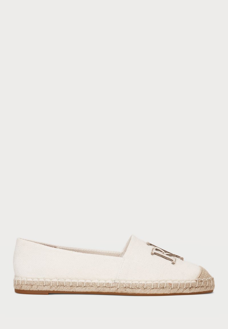 Espadrilla bianca slip-on in tela con superficie testurizzata, dettagli in juta lungo la suola e accento in metallo con logo sulla parte superiore.
