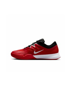 Baskets de sport rouges avec une tige texturée, des accents noirs et un logo blanc ; dotées d'une semelle rembourrée et d'un profil élégant.