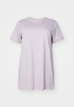 Tricou din bumbac violet deschis, cu decolteu rotund și mâneci scurte. Prezintă un mic logo negru pe piept și o potrivire ușor relaxată.