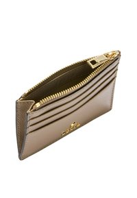 Brązowy skórzany portfel z zamkiem błyskawicznym i elementami w kolorze złotym. Posiada przegródki na karty oraz teksturowaną powierzchnię podkreśloną przeszyciami poziomymi.