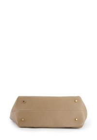Beige lædertaske med en struktureret overflade, rektangulær form og gyldne hardwaredetaljer i bunden. Søm detalje langs siden.