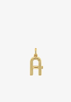 Colgante de oro con forma de la letra "A" con un acabado liso y pulido. Presenta un lazo para su sujeción y un pequeño acento cilíndrico.
