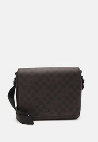 Bolso mensajero marrón a cuadros hecho de cuero texturizado, con una correa para el hombro y un sutil logo de la marca en la parte frontal.