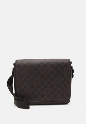 Braune karierte Umhängetasche aus strukturiertem Leder, mit einem Schultergurt und subtiler Markenlogo auf der Vorderseite.