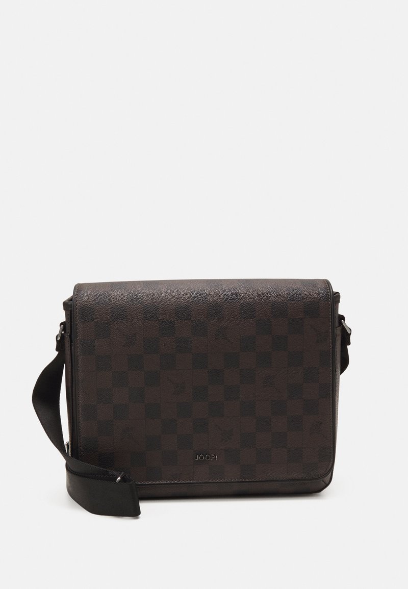 Bolso mensajero marrón a cuadros hecho de cuero texturizado, con una correa para el hombro y un sutil logo de la marca en la parte frontal.