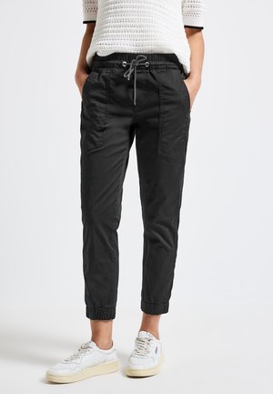 Pantaloni da jogger neri realizzati in tessuto leggero con vita elasticizzata, dettagli con coulisse e orli affusolati; dotati di due tasche laterali.