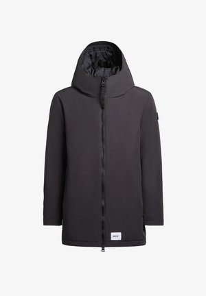 Fekete kapucnis dzseki, teljes hosszúságú cipzárral, sima textúrával és enyhén laza fazonnal. A szegélyén márkajelzés található.