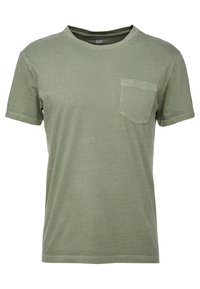 T-shirt à manches courtes de couleur olive avec un col rond et une poche poitrine unique du côté gauche.