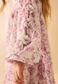 Laura Ashley HELEDD BLOOMS 3D FLOWER- REGULAR FIT - Freizeitkleid - ecru pink