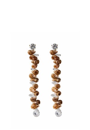 Pendientes largos con pequeñas conchas marinas marrones y blancas y cuentas de cristal transparentes, terminando en un cristal con forma de lágrima.