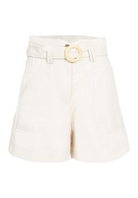 Pantaloni corti beige con vita alta, dotati di una cintura larga con fibbia rotonda, due tasche laterali e un finissaggio di tessuto liscio e testurizzato.