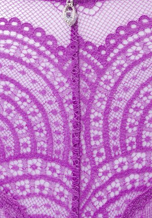 Tessuto in pizzo viola con motivi floreali e geometrici, con un piccolo ciondolo d'argento con una pietra preziosa trasparente al centro superiore.