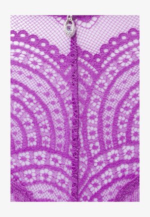 Tessuto in pizzo viola con motivi floreali e geometrici, con un piccolo ciondolo d'argento con una pietra preziosa trasparente al centro superiore.