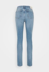 Jean skinny bleu clair avec une texture en denim lisse, doté de poches arrière et d'une taille haute avec une étiquette en tissu uni.