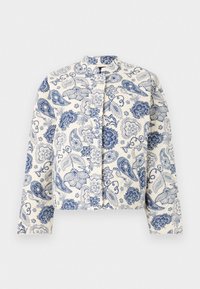 Krótka kurtka z kremowej tkaniny z niebieskim wzorem paisley i kwiatowym, z kołnierzem typu mandarynka i długimi rękawami. Zapięcie na guziki z przodu.