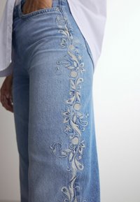 Next EMBROIDERED - Džíny Straight Fit - mid blue