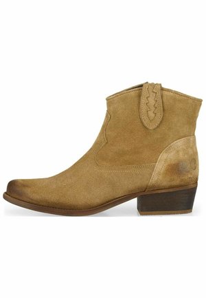 Botines de ante de color canela con punta afilada, costuras decorativas y un tacón de madera en bloque. Incluye una tira en la parte trasera para facilitar el calzado.