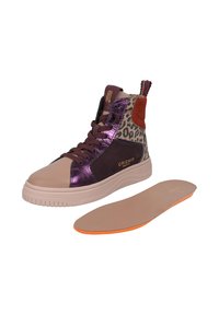 Baskets montantes avec des accents en métal violet, en suède marron et en imprimé léopard. Comprend une semelle intérieure amovible beige avec un contour orange.