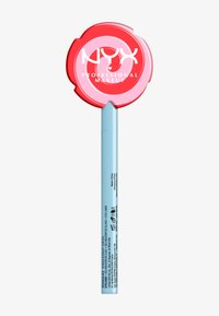 Rote und pinke runde Kappe mit NYX-Logo auf einem hellblauen Stift, detaillierter Verpackungstext an der Seite. Produkt zur Make-up-Anwendung entworfen.