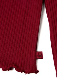 Bordová žebrovaná tkanina s texturovaným povrchem, s krajkovým lemem a malou visačkou s logem na boku.
