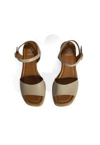 Beige sandalen met een brede strap en enkelgesp, met een gladde textuur en vierkante neusdesign. Binnenin is het van bruin leer.