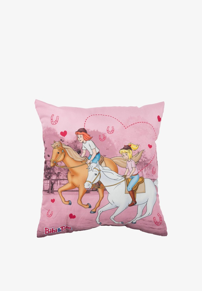Cuscino quadrato rosa con un design stampato che raffigura due ragazze a cavallo, circondate da cuori e motivi a ferro di cavallo.