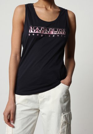 Czarny bezrękawnik z błyszczącym różowym logo "NAPAPIJRI geographic" na piersi, zestawiony z jasnymi spodniami cargo.