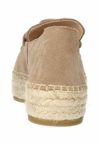 Beige suède espadrille met een jute-wikkelde wiggenhiel en rubberen zool. Aan de achterkant heeft het een subtiele uitsnijding.