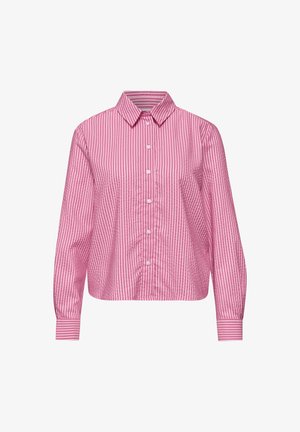 Różowo-biała koszula w pionowe paski na guziki, z długimi rękawami, zakończona ostrym kołnierzykiem i mankietami z poziomymi paskami na białym tle.