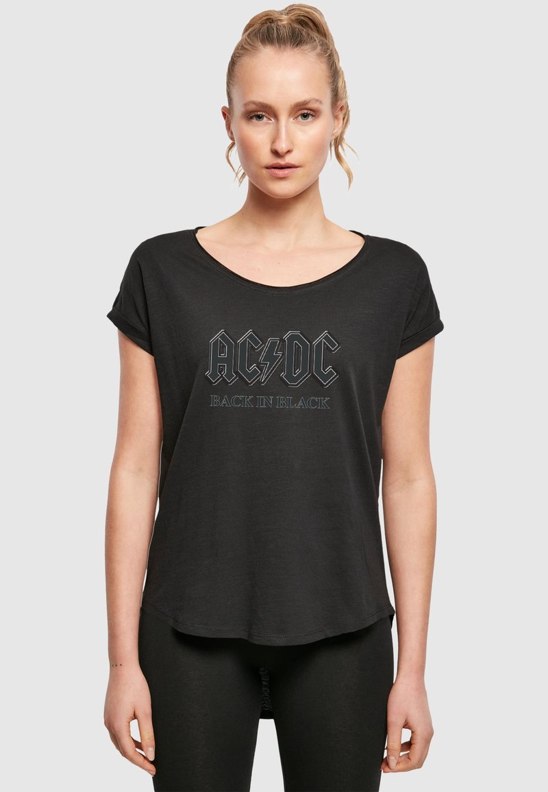 Schwarzes AC/DC T-Shirt mit rundem Halsausschnitt, kurzen Ärmeln und abgerundetem Saum. Mit grafischem Text "Back in Black" und Blitzdetail.