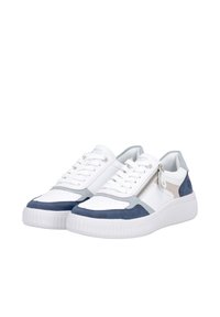 Scarpe da ginnastica bianche con accenti in suede blu e beige, lacci bianchi e una cerniera laterale su suole spesse bianche, mostrati di lato su sfondo bianco.