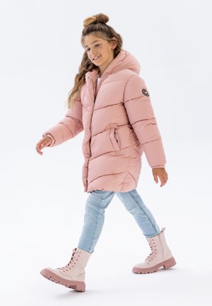 Polstret lyserød puffy jakke med hætte, med lodret syning og sidelommer. Sammen med lyseblå jeans og lyserøde høj-top støvler.