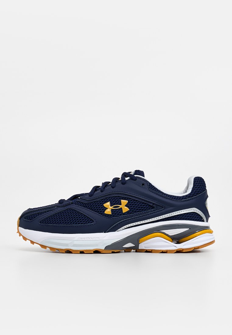 Chaussure de course pour homme en mesh bleu marine avec des accents jaunes. Caractéristiques d'une semelle rembourrée, d'une forme ergonomique et de détails texturés pour une meilleure adhérence.
