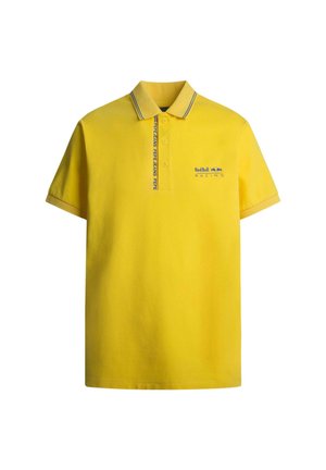 Geltonas polo marškinėliai, pagaminti iš medvilnės, su dviejų mygtukų užsegimu, dryžuotu apykakle ir siuvinėtu "Red Bull Racing" logotipu mėlyna spalva.