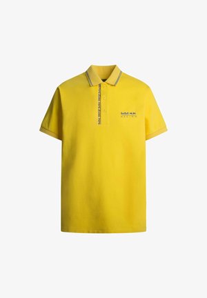 Geltonas polo marškinėliai, pagaminti iš medvilnės, su dviejų mygtukų užsegimu, dryžuotu apykakle ir siuvinėtu "Red Bull Racing" logotipu mėlyna spalva.