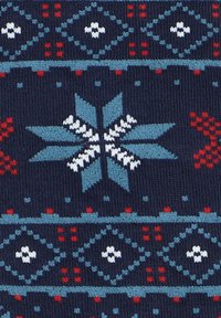 Dzianina ma ciemnoniebieskie tło z wzorem płatków śniegu w kolorze zielonym, białym i czerwonym. Widoczne są również geometryczne wzory i akcenty.