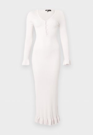 Μακρύ λευκό ριμπ πλεκτό φόρεμα με μακριά μανίκια, V-λαιμόκοψη, τρία κουμπιά μπροστά και βολάν στα μανίκια και στο τελείωμα.