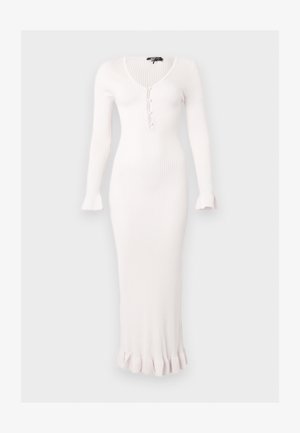 Μακρύ λευκό ριμπ πλεκτό φόρεμα με μακριά μανίκια, V-λαιμόκοψη, τρία κουμπιά μπροστά και βολάν στα μανίκια και στο τελείωμα.