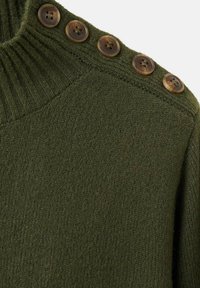 Pull en tricot de couleur vert foncé, avec un col côtelé et quatre grands boutons marron sur l'épaule. Texture douce avec un design classique.