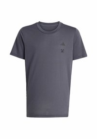 Tmavo šedé športové tričko s krátkym rukávom a okrúhlym výstrihom, s dvoma malými logami v oblasti ľavej hrude.