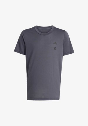 Tmavo šedé športové tričko s krátkym rukávom a okrúhlym výstrihom, s dvoma malými logami v oblasti ľavej hrude.