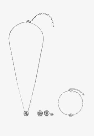 Zilveren sieradenset met een hangerketting, stud oorbellen en een armband, elk met een centrale heldere edelsteen in een ronde bezelzetting.