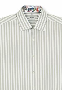 Gestreiftes hellgraues und weißes Hemd mit strukturiertem Kragen und verstecktem Blumenmuster innen. Verfügt über eine Knopfschließe und grüne Akzente.