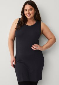 Zwarte mouwloze jurk met een ronde hals en een getailleerd silhouet, gemaakt van een zachte, rekbare stof, die tot halverwege de dij komt.