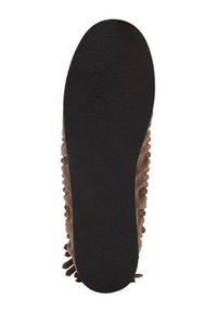 Zapatilla de ante marrón con una suela de goma negra texturizada. Presenta un detalle arrugado a lo largo del lado para añadir textura. Diseño clásico de tipo slip-on.