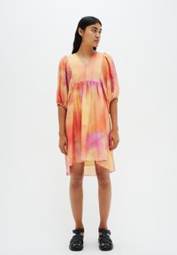 Abito maniche corte a V con una sfumatura di tonalità arancioni, rosa e viola. Tessuto leggero, lunghezza fino al ginocchio con un orlo posteriore più lungo.