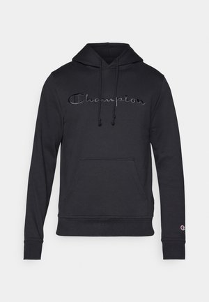 Schwarzer Hoodie aus weichem Material mit einer großen Kängurutasche vorne, Kapuze mit Zugband und "Champion"-Logo in dunkler Stickerei auf der Brust.