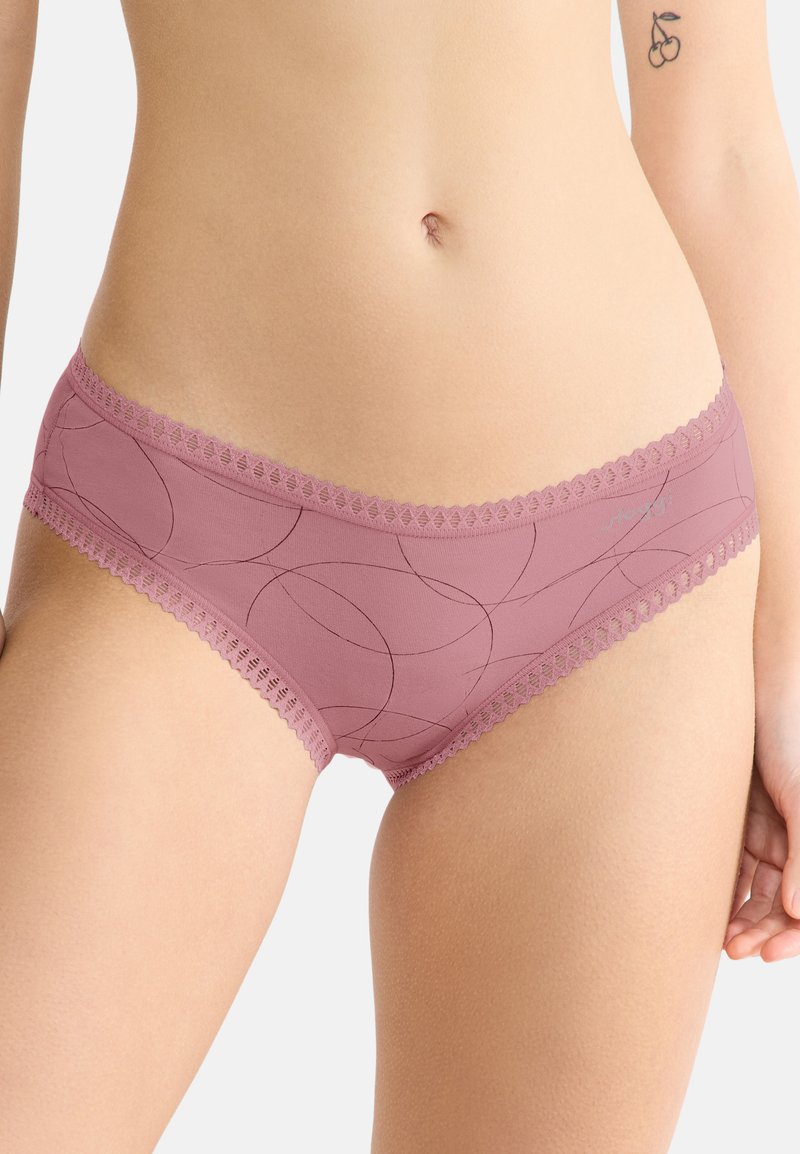 Roze katoenen slips met een zachte textuur, voorzien van een kanten rand en abstracte cirkelpatronen in een iets donkerdere tint roze.