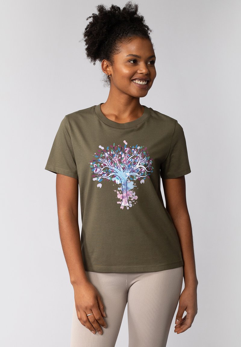 Olivenfarbene Baumwoll-T-Shirt, mit einem bunten Baumgrafikdesign in Pink- und Blautönen, kurzen Ärmeln und einem runden Halsausschnitt.