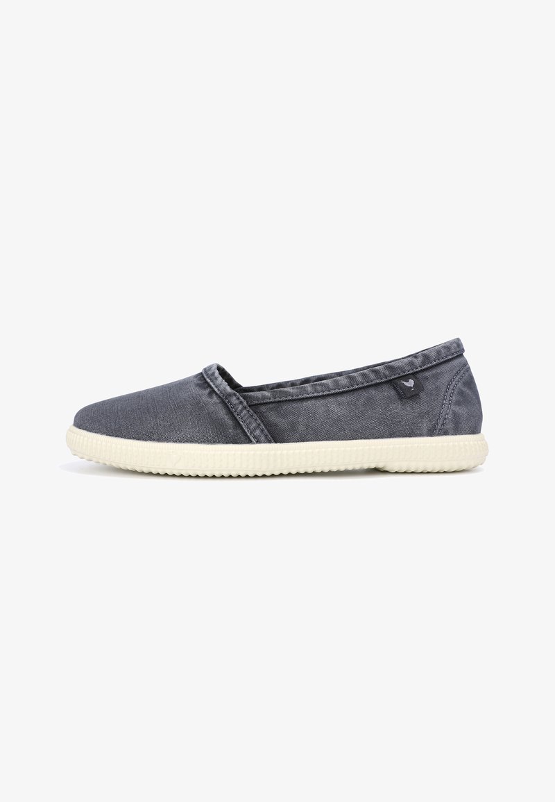 Chaussure en toile gris foncé à enfiler avec semelle en caoutchouc beige clair, profil bas et petite étiquette noire en tissu près du talon.